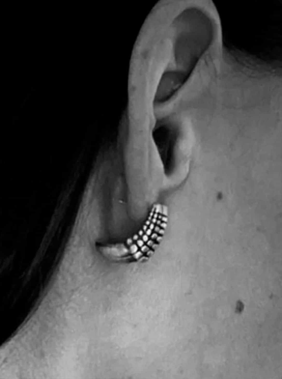 2(463) SMALL DRAGON EARRING - Image 1