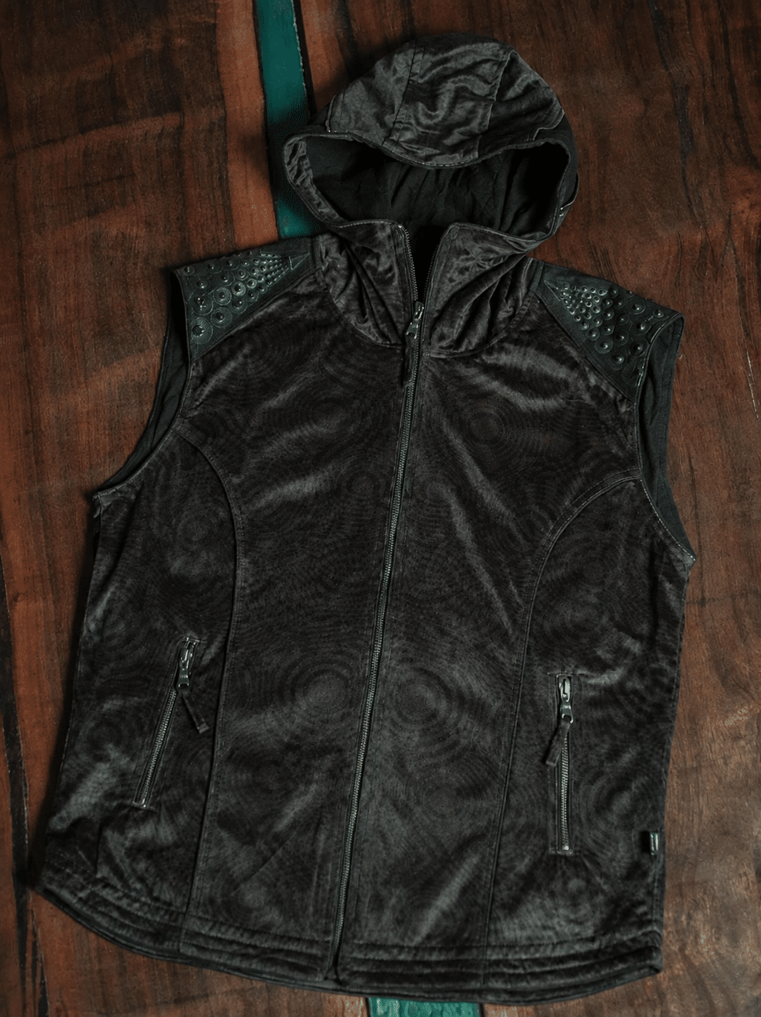ChatGPT Image Oct 7, 2026, 12_24_21 PM YACXI SLEEVELESS JAC WIRED NOIZES - Image 1